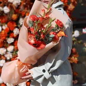 Букет "На закате дня" из гладиолусов, калл, гиперикума и диантусов в Видном