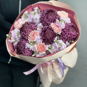 Букет "Софи" из хризантем Бигоуди, диантусов и ароматных маттиол в Видном