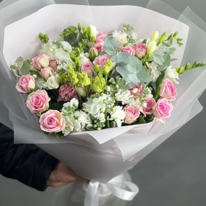 Букет "Особый случай " из ароматных маттиол, фрезий и кустовых роз в Видном