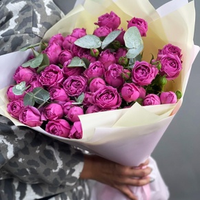 Букет "Малиновый бисквит" из кустовых и пионовидных роз и эвкалипта в Видном