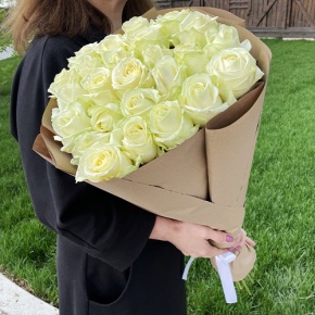 Букет из 25 белых роз в крафте (70 см) в Видном