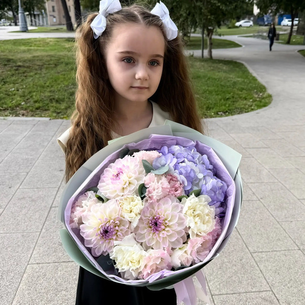 Букет на 1 сентября из сиреневой гортензии и георгин в Видном