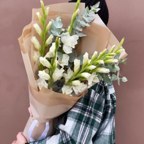 Букет из 5 белых гладиолусов и эвкалипта в Видном
