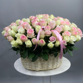 Композиция в корзине из 101 кенийской розы пастельный микс (40 см) в Видном