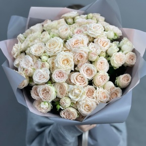 Букет "Кремовый микс" из 25 кустовых роз (50 см) в Видном