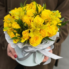 Композиция в шляпной коробке "Розиль" из альстромерий и роз в Видном