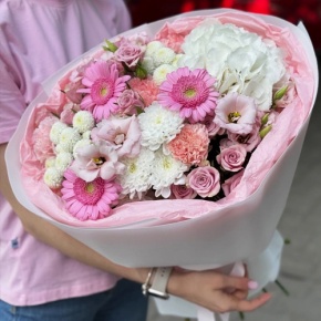 Букет "Розовые облака" из хризантемы, кустовых роз, диантусов, гортензии и эустом в Видном