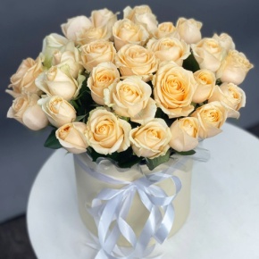 Композиция в шляпной коробке из 35 кремовых кенийских роз в Видном