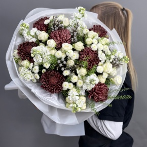Букет "Шоколадный френч" из кустовых роз, хризантем Бигоуди, брунии, ароматных маттиол и сантини в Видном