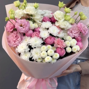 Букет "Задыхаюсь от нежности" из хризантемы, кустовых пионовидных роз, диантусов и эустом в Видном