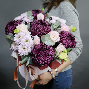 Композиция в шляпной коробке "Наденька" из хризантем Бигоуди, эустом и эвкалипта в Видном