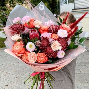 Букет "Каркаде" из хризантем Бигоуди и Момоко, роз Эквадор Кахала, озатамнуса,  эустом, протеи, и диантусов в Видном