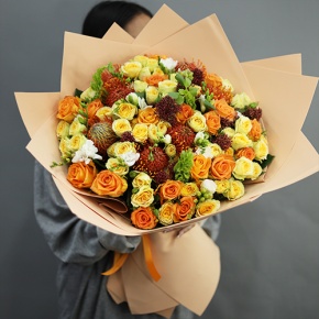 Букет "Осенние грёзы" из лейко, роз, фрезий, скиммии, молюцеллы и лейко в Видном