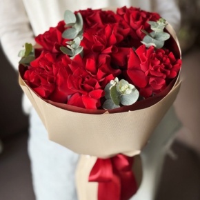 Букет "Красная пантера" из 7 роз Эквадор и эвкалипта в Видном