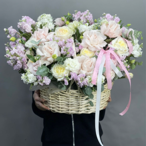 Композиция в корзине из роз Эквадор и ароматных маттиол в Видном