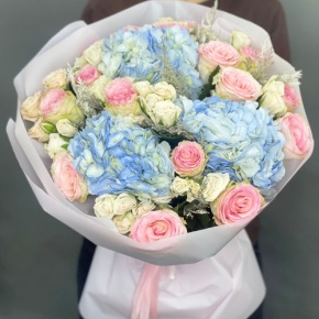 Букет "Легкий ветерок" из роз, конифера и гортензий в Видном