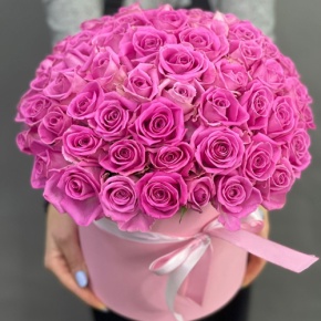 Композиция в шляпной коробке из 71 кенийской розы в Видном