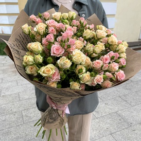 Букет из 19 кустовых роз в крафте (60 см) в Видном