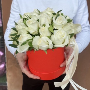 Композиция в шляпной коробке из 25 белых роз в Видном