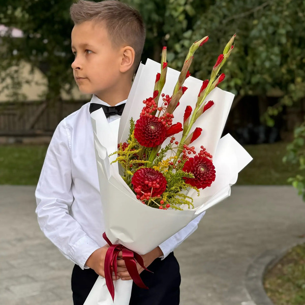 Букет на 1 сентября с красными гладиолусами, георгинами и калиной в Видном