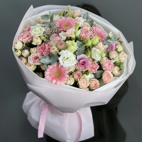 Букет "Я с тобой" из роз, эвкалипта, гербер, ароматных фрезий, озатамнуса, эустом и диантусов в Видном