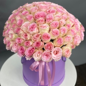 Композиция в шляпной коробке из 151 розы кения в Видном