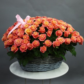 Композиция в корзине из 101 розы Мисс Пигги (50 см) в Видном