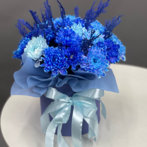 Композиция в шляпной коробке "Магия синего" из хризантем и конифера в Видном