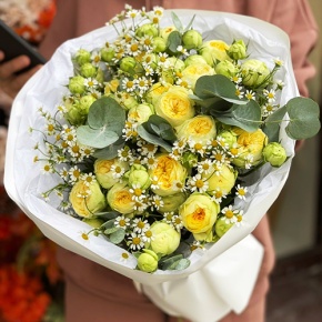 Букет "Иветта" из лимонных пионовидных кустовых роз и ромашек в Видном