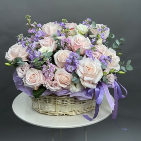 Композиция в корзине из французских роз и ароматных маттиол в Видном