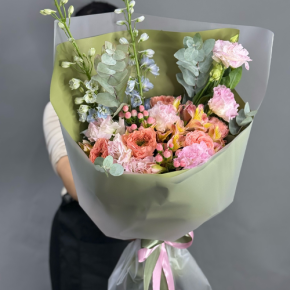 Букет "Таинственное очарование" из мазровых роз Риджентс парк, гиперикума, альстромерий, эустом и дельфиниума в Видном