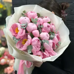 Букет из 15 лососевых пионов с эвкалиптом в Видном
