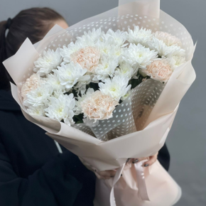 Букет из хризантем и диантусов пудра в Видном