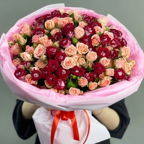 Букет "Рубиновый гранит" из 35 кустовых роз микс (50 см) в Видном