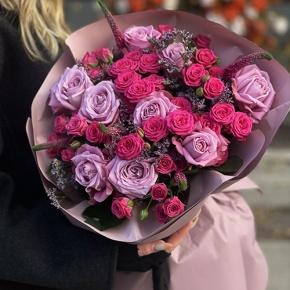 Букет "Малиновый вечер" из кустовых малиновых роз, вероники, лимониума и роз Меритим в Видном