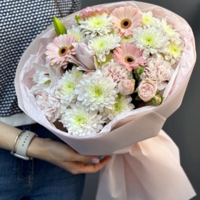 Букет "Дружба" из хризантемы, пионовидной лилии, гербер, диантусов и кустовых роз в Видном
