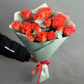 Букет из 15 морковных роз с эвкалиптом (50 см) в Видном