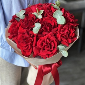 Букет "Красная пантера" из 13 роз Эквадор и эвкалипта в Видном