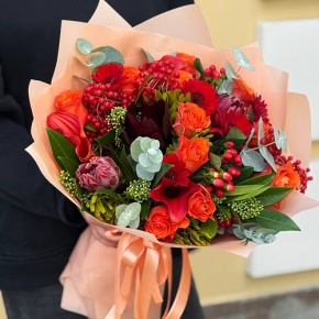 Букет "Красный закат" из калл, роз, калины, скиммии, гиперикума, сафари, гербер и капса в Видном