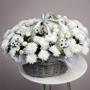 Композиция в корзине "Снежная лавина" из хризантем в Видном