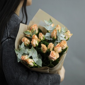 Букет "Абрикос" из 17 роз кения с эвкалиптом (40 см) в Видном