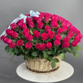 Композиция в корзине из 151 малиновой розы в Видном