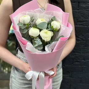 Букет-комплимент из 5 белых ранункулюсов в Видном