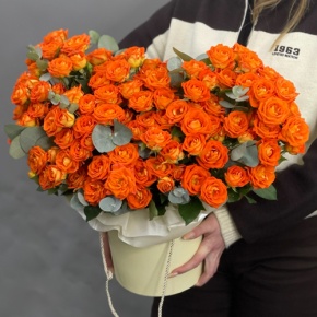 Композиция в шляпной коробке "Закат" из кустовых роз и эвкалипта в Видном