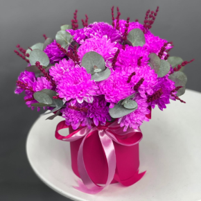 Композиция в шляпной коробке "Магия розового" из хризантем и лаванды в Видном