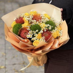 Букет "Зельда" из диантусов Lux, лимонных роз, лейко и ромашек в Видном