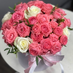 Композиция в шляпной коробке из белых и кустовых коралловых роз в Видном