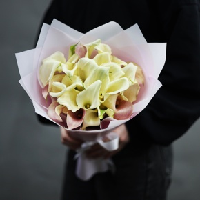 Букет из 25 калл нежный микс в Видном