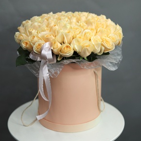 Композиция в шляпной коробке из 101 кремовой розы в Видном