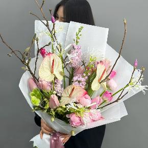 Авторский букет с антуриумами, ранункулюсами и цветущими ветками магнолии в Видном